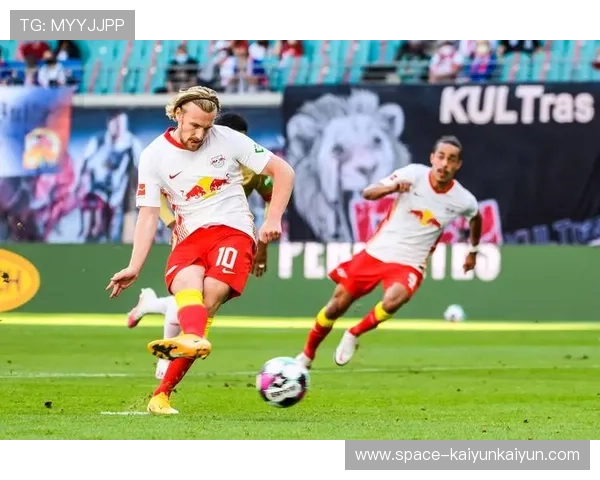 格鲁吉亚边锋克瓦拉茨赫利亚近8场造8球，状态火热。